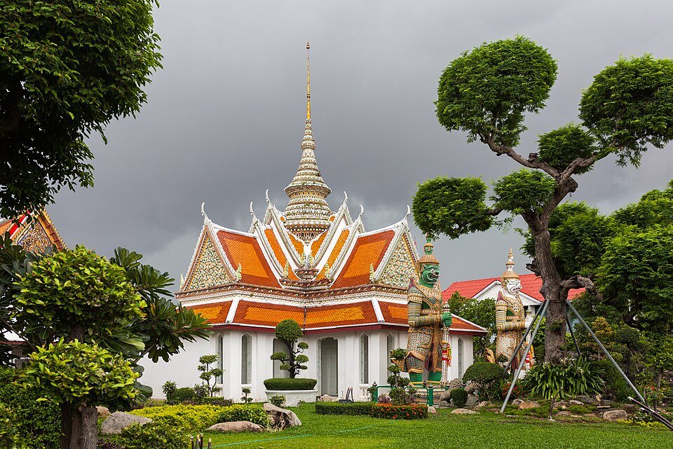 Wat Arun Temple illuminated along the Chao Phraya River, Bangkok, Thailand